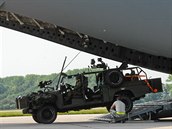 Nakládání bojových vozidel „Kajman“ do letounu Globemaster na pardubickém letišti