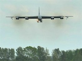 Americk bombardr B-52 pistv na zkladn ve Fairfordu