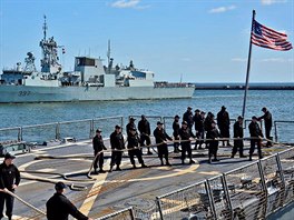 Kanadsk lo HMCS Fredericton (FFH 337) proplouv pstavem v Gdyni kolem...
