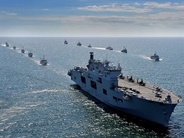 Britsk vrtulnkov lo HMS Ocean vede flotilu plavidel NATO na vod cvien...