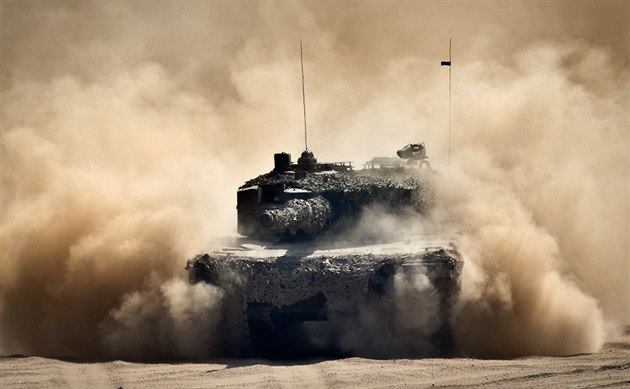 Tank Leopard 2 polské armády během cvičení hrotových sil NATO Nobel Jump