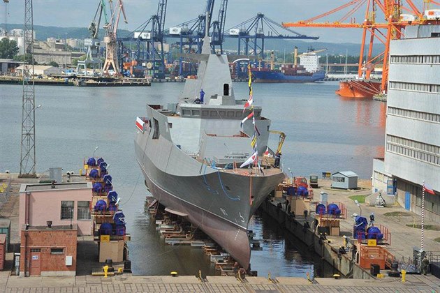 Nové hlídkové plavidlo ORP "lzak" polského námonictva v pístavu v Gdyni
