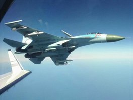 Rusk sthaka Su-27 v blzkosti vdskho letounu