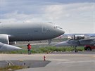 Letouny JAS-39 Gripen a italsk KC-767 po pistn na Islandu