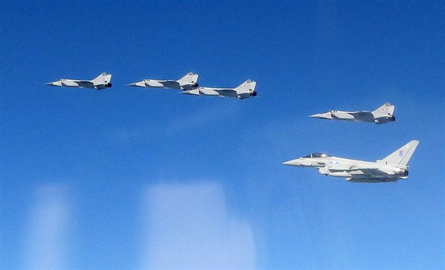 Ruské letouny MiG-31 nad Baltem 24. ervence 2015 v doprovodu britských...