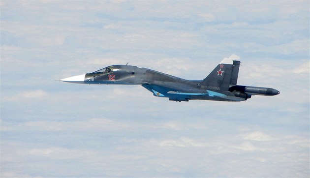 Ruský Suchoj Su-34 nad Baltem 24. ervence 2015. Ilustraní foto.