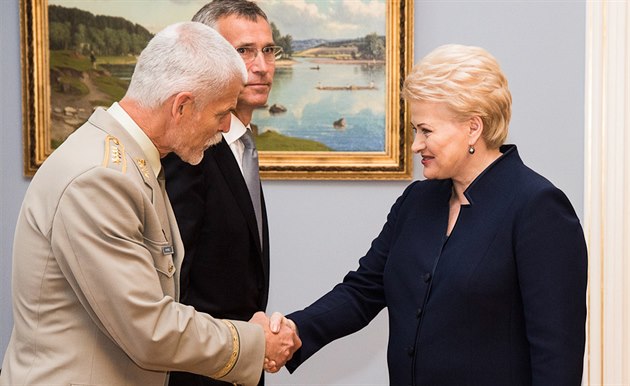 Litevská prezidentka Dalia Grybauskaite s éfem Vojenského výboru NATO Petrem...