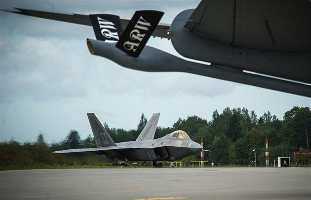 Ilustraní snímek. Americký letoun F-22 Raptor na základn Ämari v Estonsku.