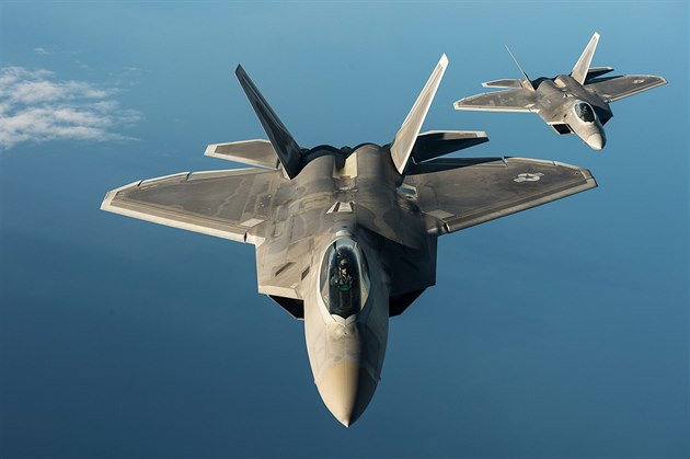 Americké letouny F-22 Raptor bhem cviného letu nad Baltem