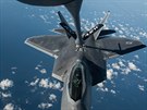 Americk letoun F-22 Raptor dopluje palivo za letu bhem cvinho letu nad...