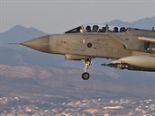 Letoun Tornado GR.4 britského Královského letectva přistává na kyperské...