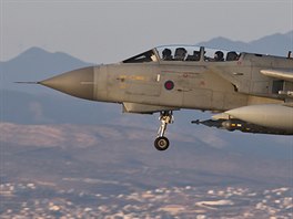Letoun Tornado GR.4 britskho Krlovskho letectva pistv na kypersk...