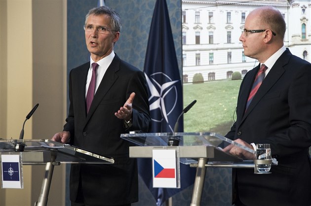 Generální tajemník NATO Jens Stoltenberg a eský premiér Bohuslav Sobotka.