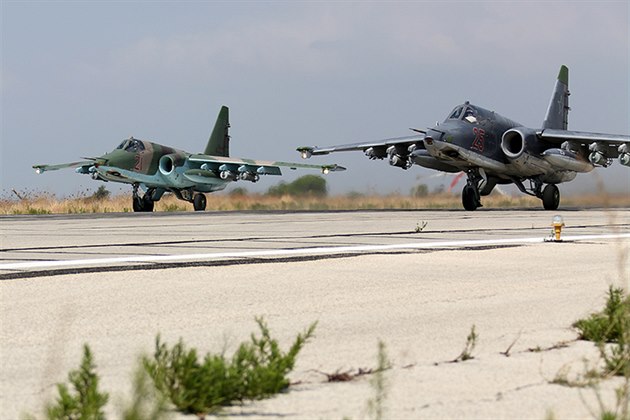 Ruské bitevníky Su-25 na letiti v syrském Chumaimimu