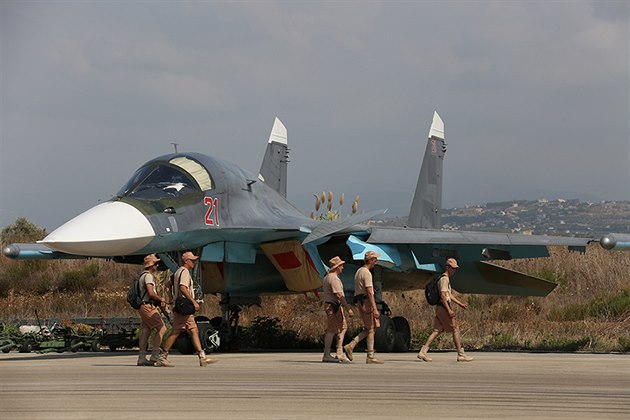 Ruský letoun Su-34 na letiti v syrském Hmeimimu