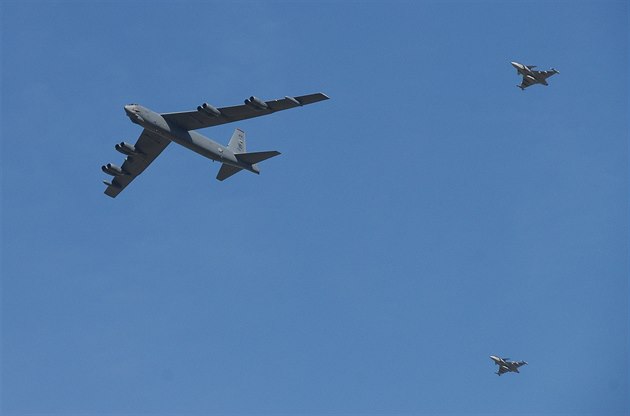 Americký bombardér B-52H nad Ostravou v doprovodu stíha JAS-39 Gripen eských...