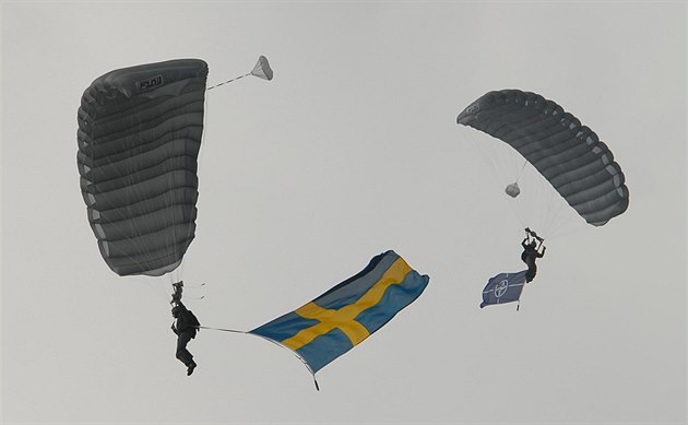Seskok výsadkářů s vlajkami během Dnů NATO v Ostravě. Švédská vlajka kvůli...