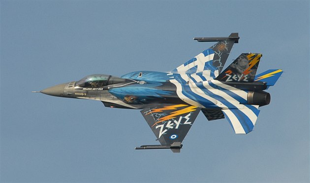 Letoun F-16 řeckého Zeus týmu na Dnech NATO v Ostravě předvedl dynamickou...