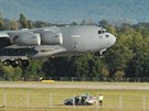 Aliann transportn letoun C-17 Globemaster pistv na monovskm letiti. Na...