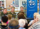 Američtí vojáci, kteří přiletěli na Dny NATO 2015 s bombardérem B-52, diskutují s veřejností v ostravském Knihcentru. 18. září 2015