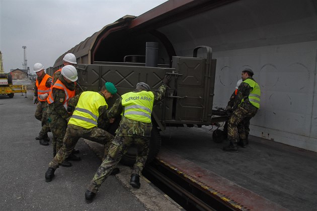 Vojáci nakládají armádní techniku a vybavení na vlak do Maarska. Tam budou dva...