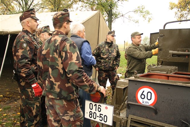 etí vojáci pomáhají maarské armád s logistikou pi ochran hranic