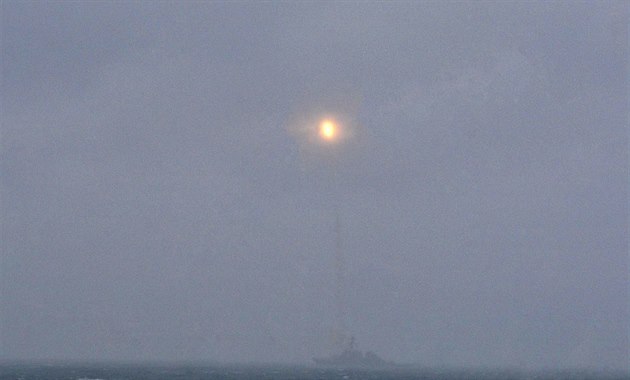 Americký torpédoborec USS Ross u pobeí Skotska odpaluje antiraketu ke zniení...