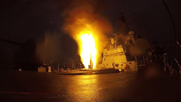 Odpálení antirakety SM-2 z amerického bojového plavidla USS Sullivans