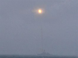Americk torpdoborec USS Ross u pobe Skotska odpaluje antiraketu ke znien...