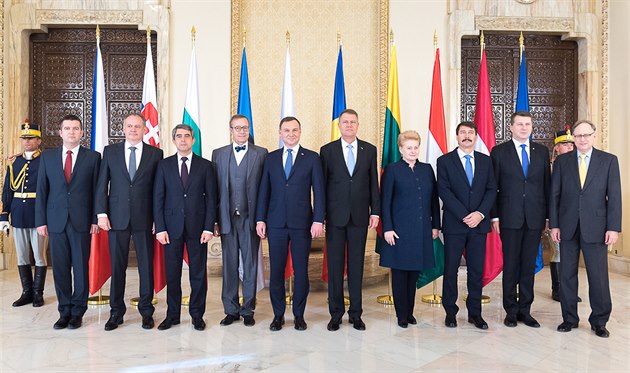 Pedseda Poslanecké snmovny Jan Hamáek (vlevo) s prezidenty osmi zemí a...