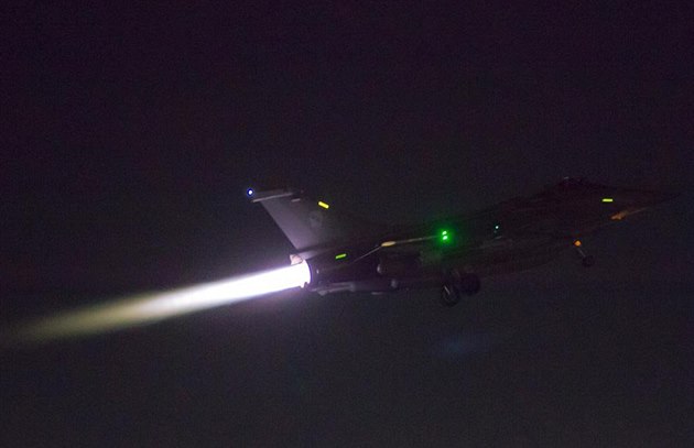Francouzské bojové letouny startují k úderům na pozice Islámského státu (ilustrační foto)