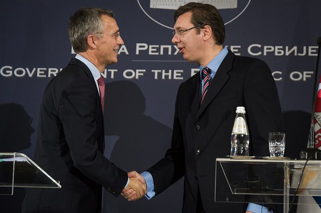 Šéf NATO Jens Stoltenberg se srbským premiérem Aleksandarem Vučičem