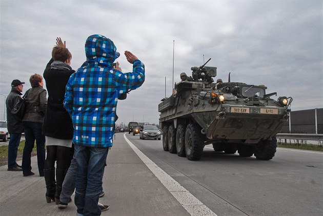 Lidé u Bohumína vítají americký konvoj. Podle ruských médií to ale bylo trochu jinak. (ilustraní foto)
