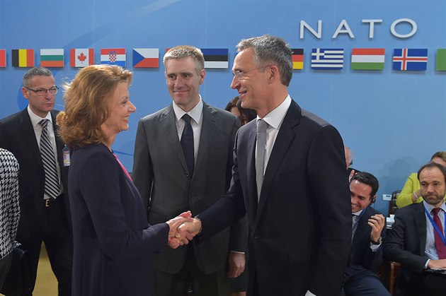 erná Hora dostala pozvánku do NATO. Vicepremiér Igor Luki a ministryn obrany Milica Pejanovic-Djurisic pijímají gratulace. 
