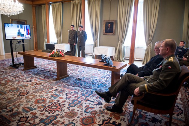 Prezident Milo Zeman a náelník generálního tábu Josef Bevá pi videohovoru...