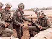 Českoslovenští výsadkáři budují během operace Pouštní štít a Pouštní bouře v Perském zálivu