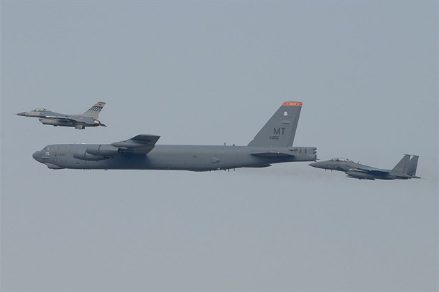 Americký bombardér B-52 v doprovodu stíhaek nad Jiní Koreou