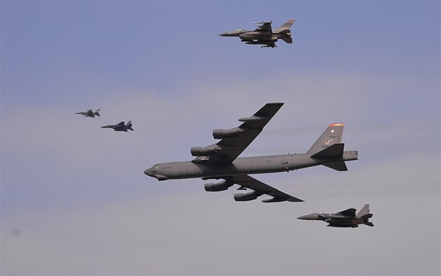 Bombardér B-52 v doprovodu amerických a jihokorejských stíhaek nad Osanem
