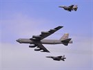 Americk bombardr B-52 v doprovodu americkch sthaek F-16 a jihokorejskch...