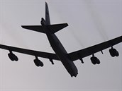 Americk bombardr B-52 nad zkladnou v jihokorejskm Osanu