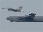 Americk bombardr B-52 v doprovodu sthaek nad Jin Koreou