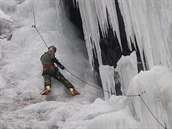 Zdolávání ledopádu na trase extrémního armádního závodu Winter Survival v Jeseníkách