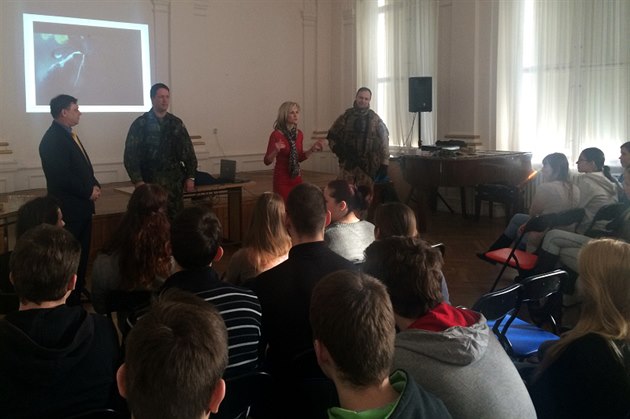 Debata o zahraničních misí AČR na SOŠ Drtinova v Praze 5 dne 25.2.2015