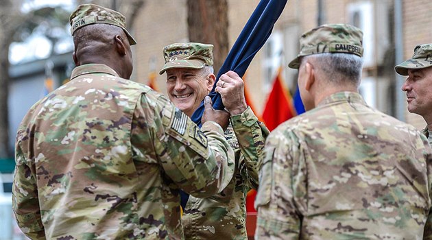 Generál John Nicholson pebírá velení mezinárodních jednotek v Afghánistánu. Ilustraní foto. 