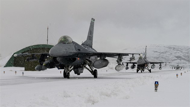 Letouny F-16 amerických vzduných sil na základn v Bodo za polárním kruhem