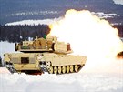 Americk tank M1A1 pl na stelnici u norsk vcvikov zkladny Rena bhem...