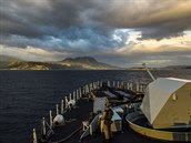 Kanadská loď (HMCS) FREDERICTON vplouvá do zálivu v Řecku během operace...