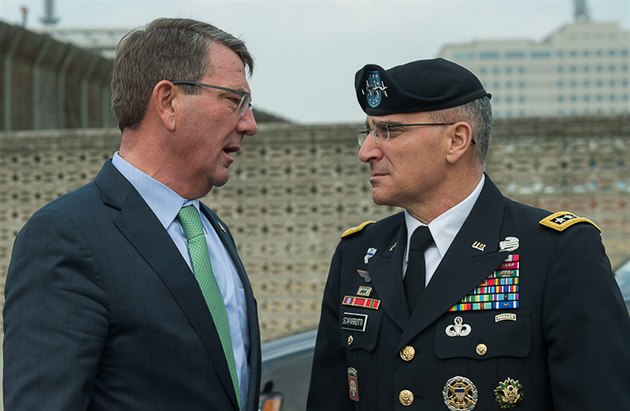 Americký generál Curtis Scaparrotti s ministrem obrany Ashem Carterem
