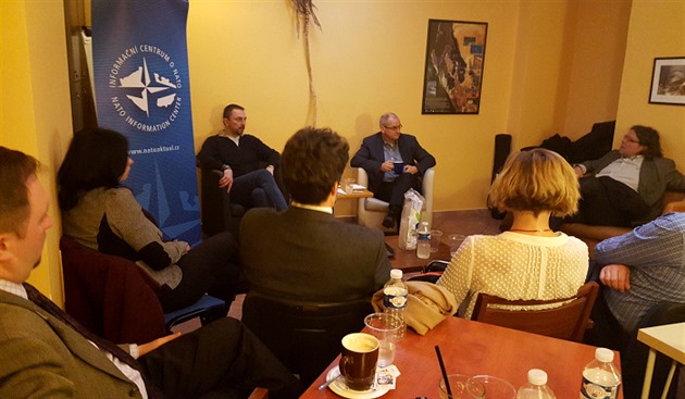 Debata „Savoy Café“ s Václavem Bartuškou v Praze, 9. března 2016.