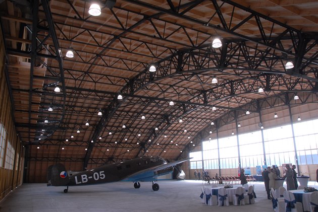 Vtí z hangár bude vnován bombardovacímu a dopravnímu letectvu. Na snímku...